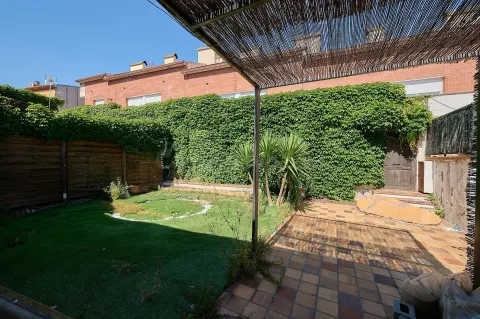 CASA CANTONERA CON JARDÍN EN EL CENTRO DE SENTMENAT