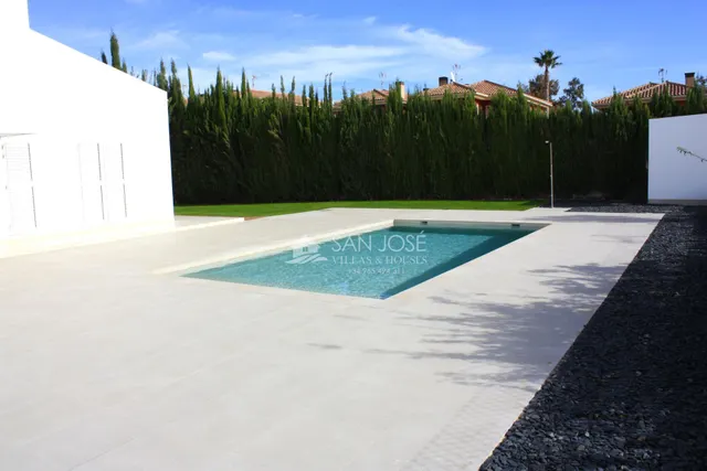 CHALET EN PRIMERA LINEA DE CAMPO DE GOLF, ALENDA GOLF, ALICANTE — 41