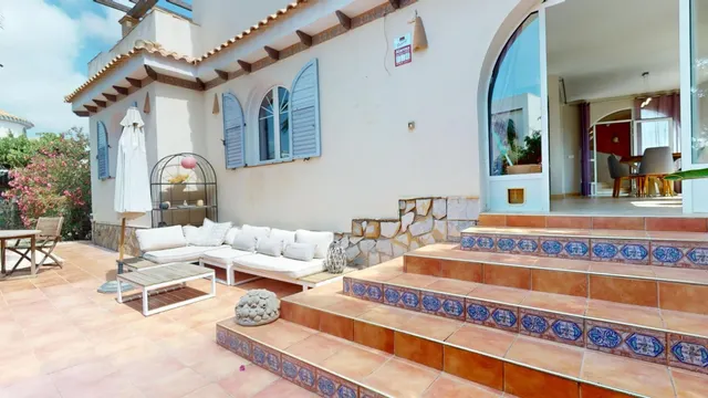 VILLA DE 5 DORMITORIOS Y 3 BAÑOS EN LA ZENIA — 7