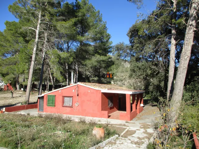 CHALET DE ORIGEN BIEN CONSERVADO CON PISCINA — 10