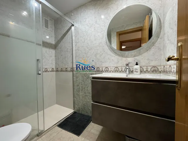 Piso reformado en primera línea del mar con terraza y piscina comunitaria — 32