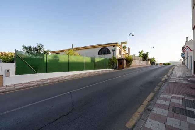 Terreno urbanizable, actualmente hay un restaurante. — 35