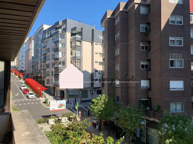 Alquiler en Pintor Comeiro, plaza de la Independencia. — 36
