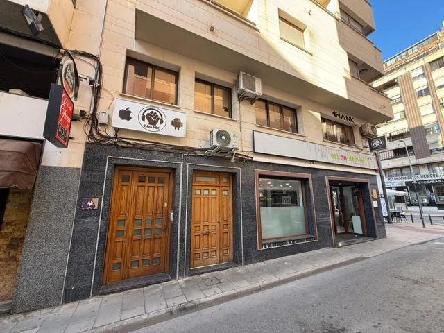Entreplanta comercial, en el centro de la Gran Avenida de Elda. — 10