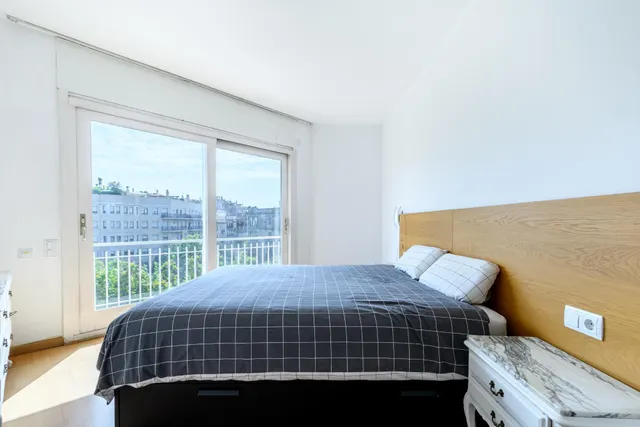 PISO ALTO CON BALCÓN/TERRAZA Y TRES PIEZAS EXTERIORES EN EL EIXAMPLE — 24