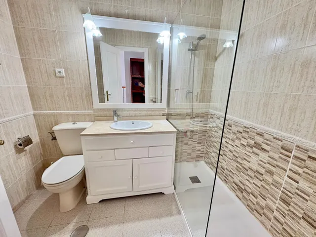 Casa adosada con dos patios privados y piscina comunitaria en Caleta de Vélez — 24