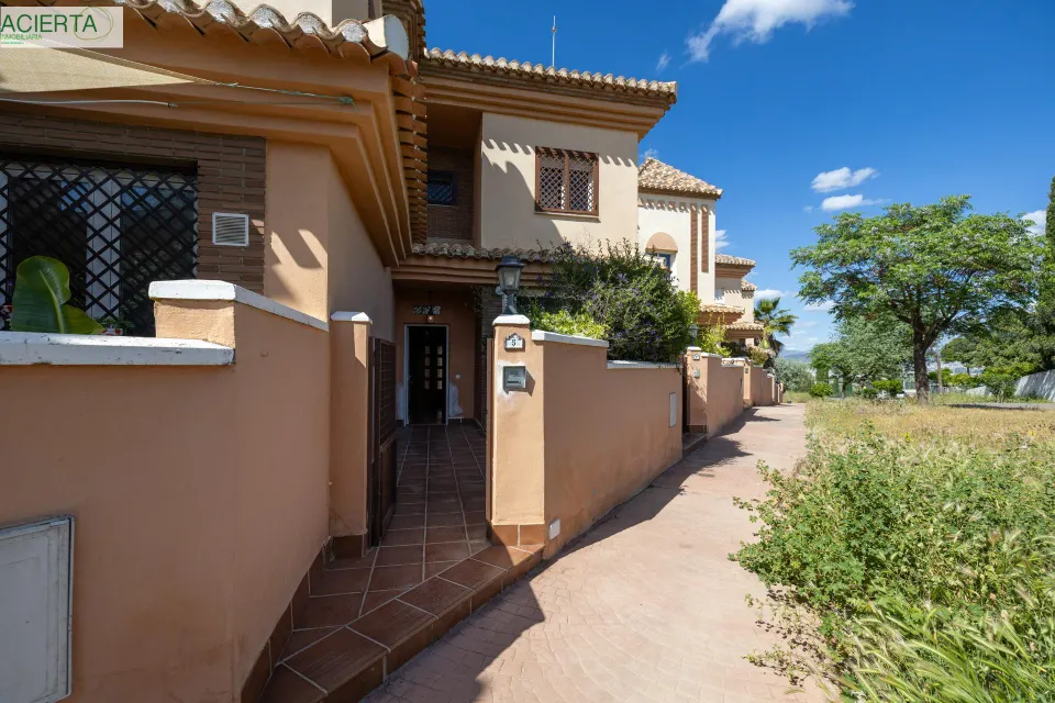 Ponemos a la venta esta preciosa casa en Urbanizacion cerrada, con zonas comunes y piscina comunitaria.
