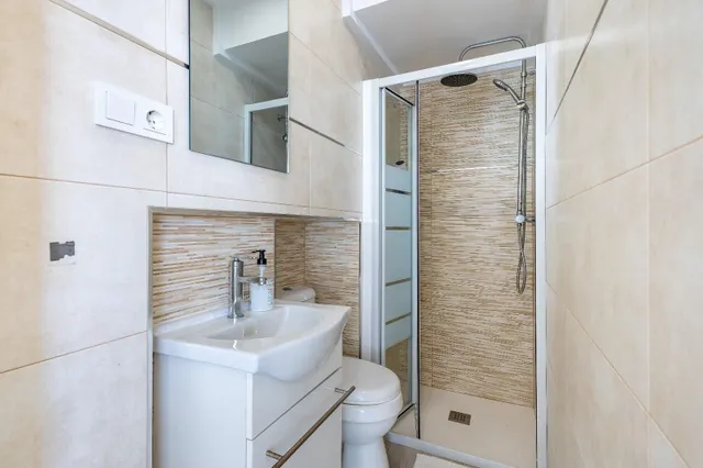 Precioso adosado totalmente reformado con piscina comunitaria, ideal para familias — 9