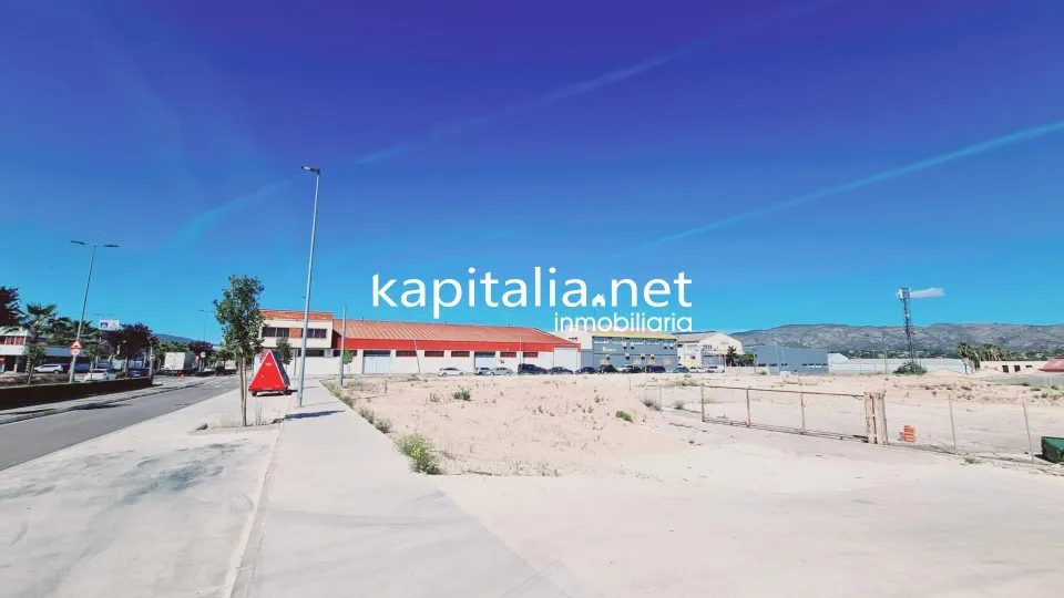 Solar industrial en primera linea de carretera a la venta en Ontinyent.