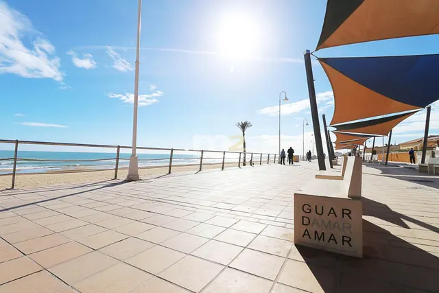 Alquiler de larga estancia en primera línea lateral de playa — 31