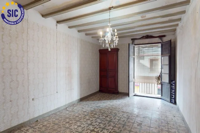 Casa de planta baja y dos alturas en el centro de Castellón, zona Tascas, junto a Fadrell, Borrull ideal para restauración o para vivienda. — 46