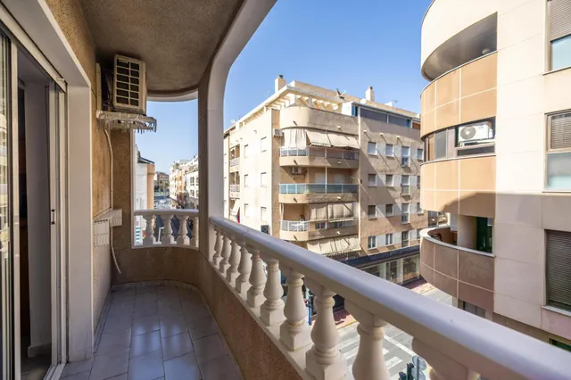 Apartamento de 1 dormitorio con dos terrazas en el centro de Torrevieja — 8