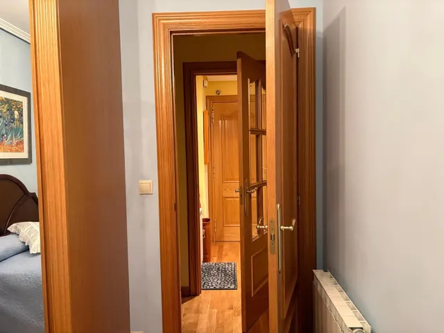 Se vende apartametamento seminuevo en el centro de Valencia de Don Juan, amueblado y equipado, cocina, salón, 2 hab., baño, aseo, ascensor, trastero y plaza de garaje — 15