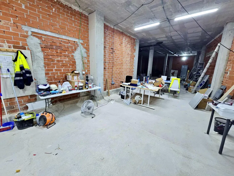 ¡Oportunidad en Nou Nazaret! Local con salida de humos, gran escaparate y opción de juntar a otro local