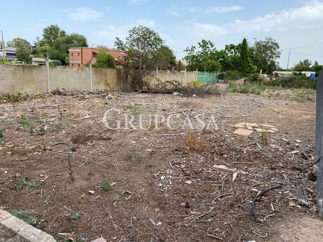 Oportunidad Única: Parcela Construible en Ciutat Jardí de Ll - foto 4