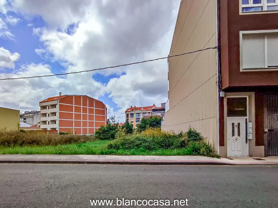 Solar en zona Juzgados (Carballo)