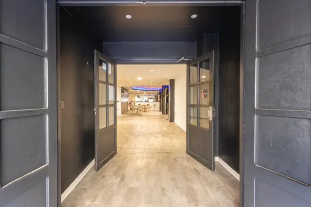 Local comercial 300m² en venta - Correos — 24