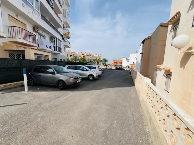 Estudio luminoso con vistas al mar y piscina comunitaria — 19