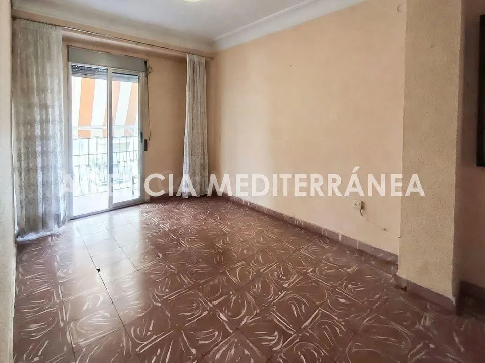 ¡Gran oportunidad de inversión en En Corts! Piso exterior con balcón y muchas posibilidades