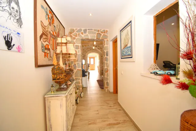 Casa de pueblo con garaje y patio en venta en Muro. - foto 3