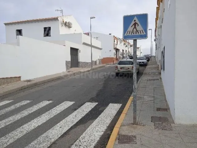 SE VENDE casa adosada OKUPA en Calle Parroco Domingo V Leon  - foto 4