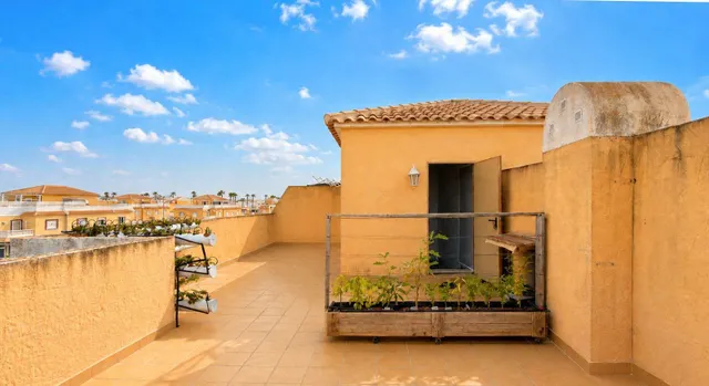 Casa con jardín privado, solárium y gran potencial en Ciudad Quesada — 11