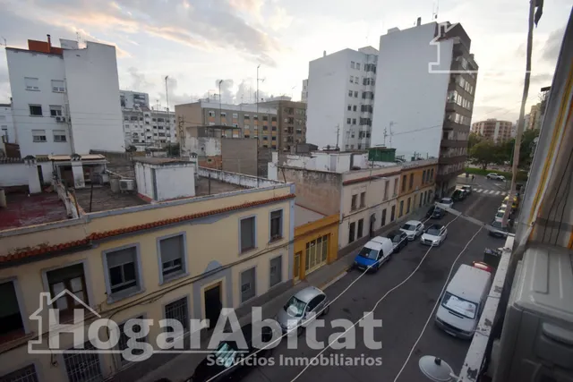 Disfruta de la luz natural y el encanto de vivir a un paso del centro en este acogedor piso con balcón — 29