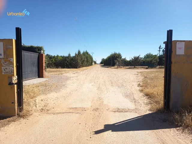 PARCELA RÚSTICA DE 2.400 M2. — 7