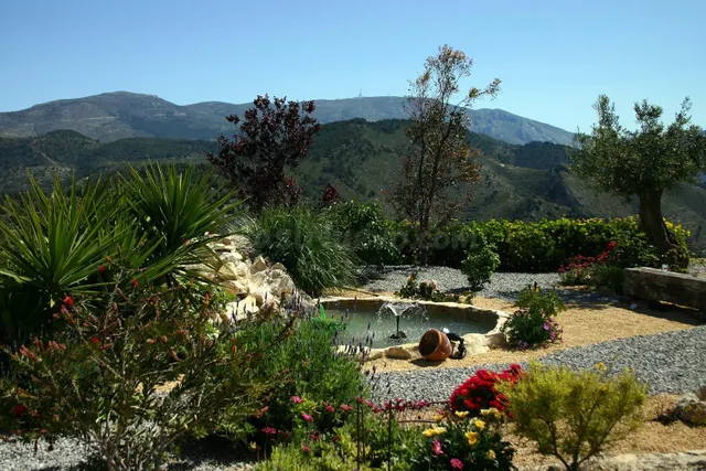 Finca con aspecto de castillo y 40.000 m2 terreno en Relleu - foto 4