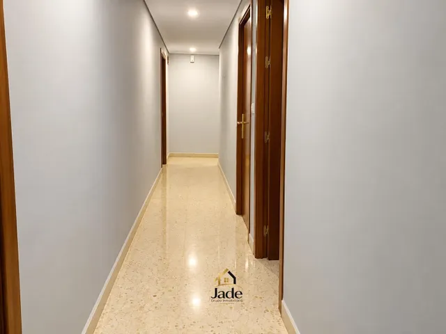 Excelente piso de 4 dormitorios y dos baños en la zona de Ciudad Jardin, junto a la avenidad del Aeropuerto — 28