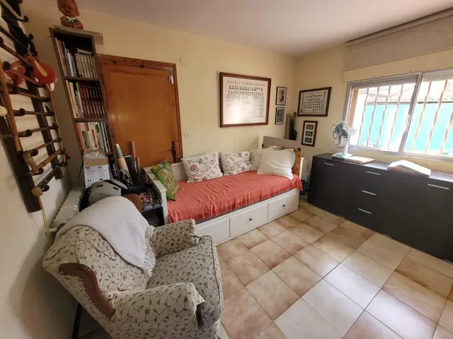 Impresionante Chalet con Amplio Terreno y Piscina en las Afueras de Zaragoza — 28