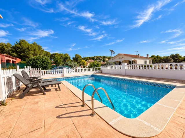 CHALET A CUATRO VIENTOS CON 338 M2, PISCINA Y GRANDES ESPACI