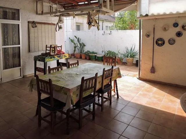 Casa independiente en esquina con local comercial y negocio 