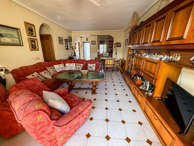 Amplio chalet pareado en El Chaparral — 4 dormitorios, 4 baños, piscina privada y gran parcela — 8