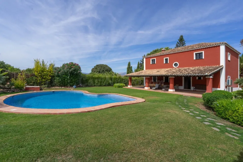 Bonita casa de campo con piscina, jardines y barbacoa
