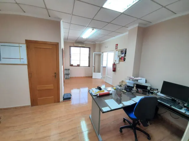 Local en venta, forma esquina a dos calles y con mucha luz natural — 11