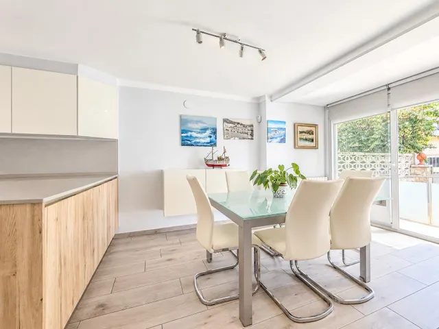 Casa a 150 metros del mar con terraza, garaje y 4 plazas de  - foto 4