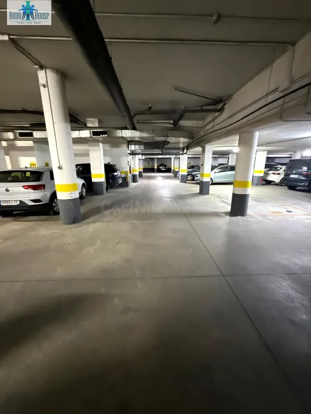 SE VENDE PLAZA DE GARAJE  ZONA CIRCUNVALACION - CALLE DIEGO DE ALMAGRO — 3