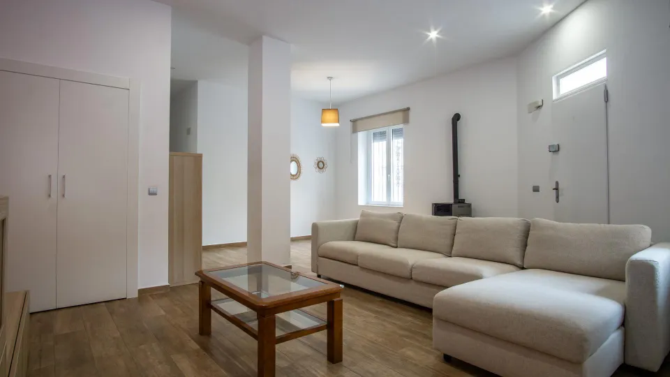 Casa en planta baja con entrada independiente, totalmente reformada, y local en planta baja.