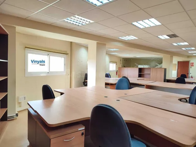 Con oficinas equipadas y mucha luz natural! - foto 4