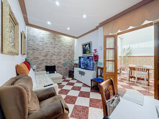 Casa de pueblo reformada con patio y terrazas en Benaguasil - foto 2