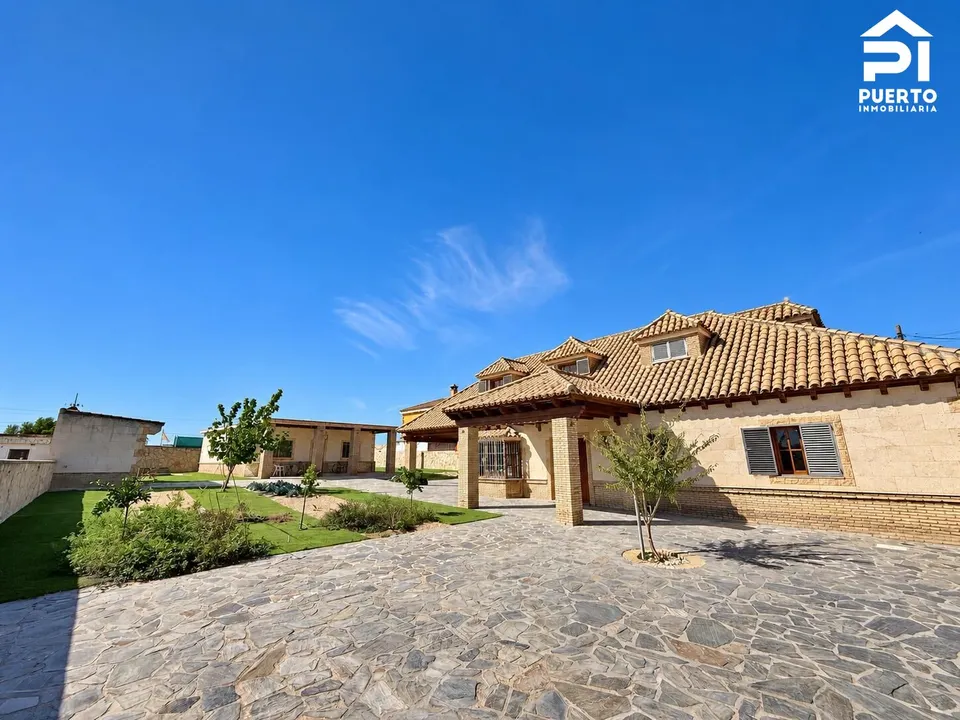 Dos casas, piscina privada y barbacoa en una parcela de 970 m2