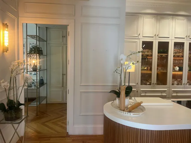 Se alquila piso señorial en la calle Velázquez totalmente exterior  con 8 balcones a la calle — 32