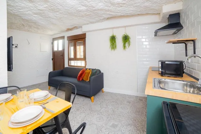 Complejo rural de 4 alojamientos dedicado a alquiler vacacional en Alcalá del Júcar: una joya para inversores — 17