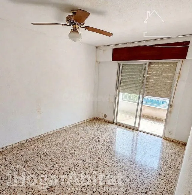 ¡Oportunidad cerca del mar! Acogedor para reformar en residencial con balcón, piscina y dos garajes — 5