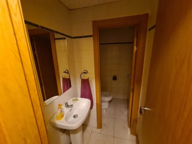 SE VENDE LOCAL  EN EL CENTRO, ACONDICIONADO COMO MERENDERO, AMPLIO COMEDOR, 2 BAÑOS. EQUIPADO. — 15