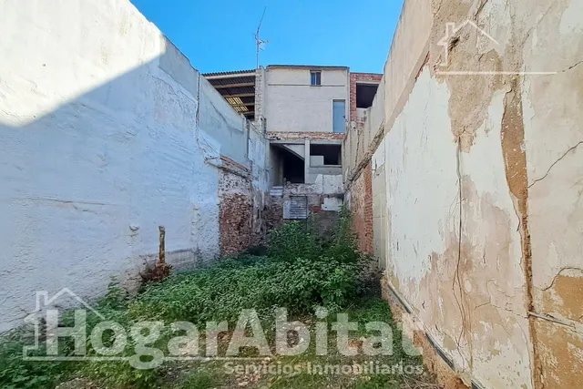 ¡OPORTUNIDAD INCREÍBLE! TERRENO URBANO AMPLIO Y CON COCHERA