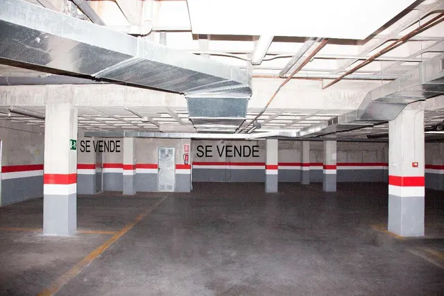 SE VENDE  PLAZA DE GARAJE CERCA DE HOSPITAL — 8