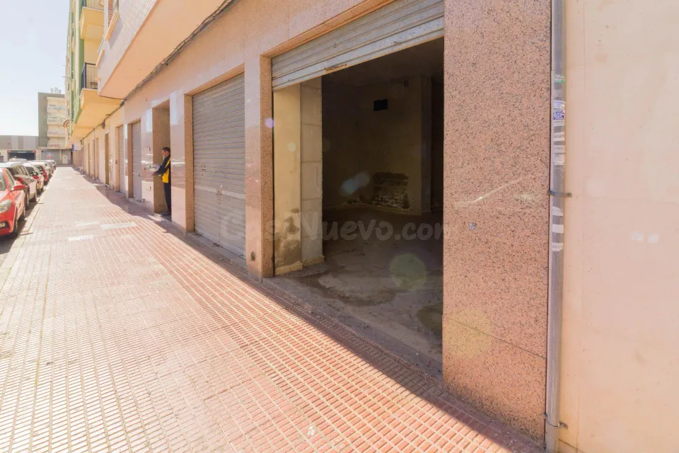 LOCAL COMERCIAL EN CALLOSA DE SEGURA.