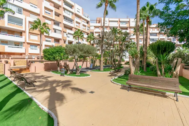 Piso con garaje y trastero en avda. mediterráneo — 16